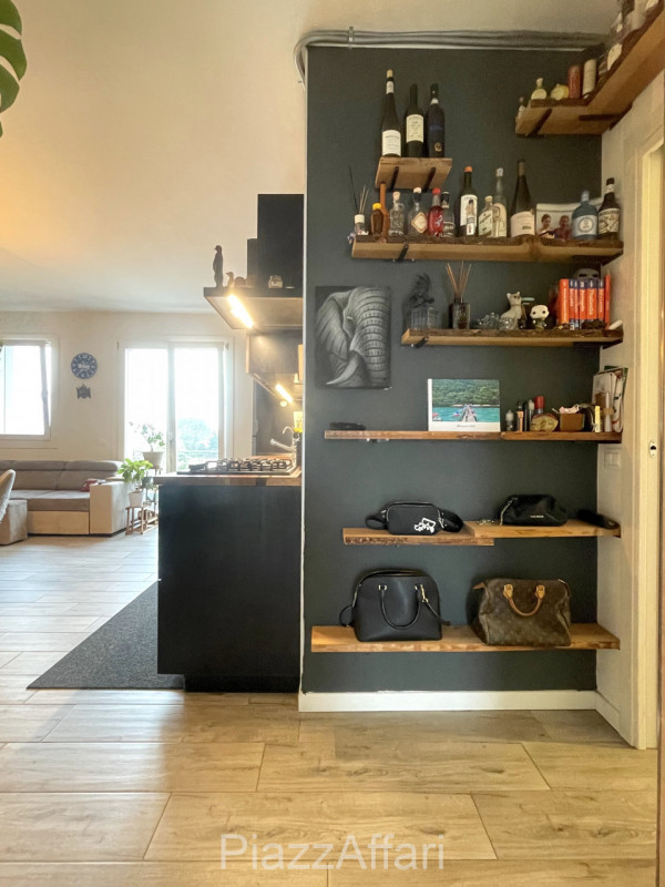 Unico nel suo genere, questo particolare appartamento gode di una propria personalità oltre ad es...