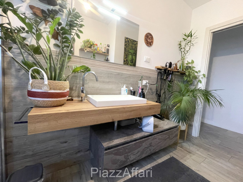 Unico nel suo genere, questo particolare appartamento gode di una propria personalità oltre ad es...