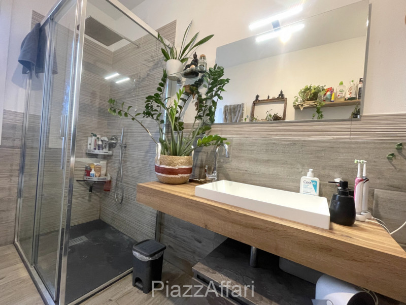 Unico nel suo genere, questo particolare appartamento gode di una propria personalità oltre ad es...