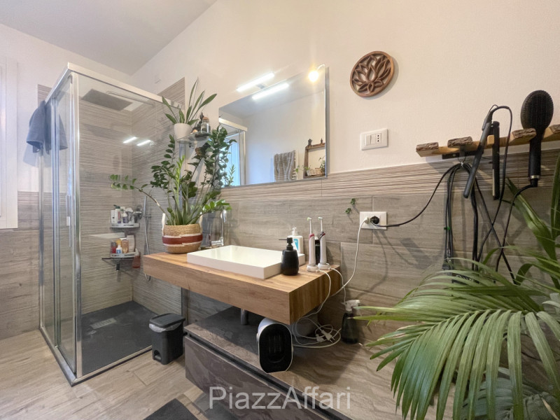 Unico nel suo genere, questo particolare appartamento gode di una propria personalità oltre ad es...