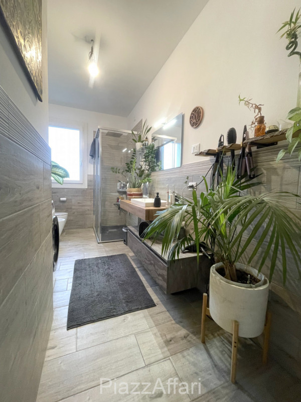 Unico nel suo genere, questo particolare appartamento gode di una propria personalità oltre ad es...