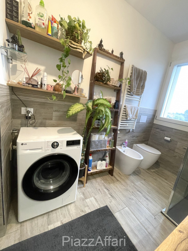 Unico nel suo genere, questo particolare appartamento gode di una propria personalità oltre ad es...