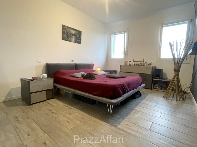 Unico nel suo genere, questo particolare appartamento gode di una propria personalità oltre ad es...