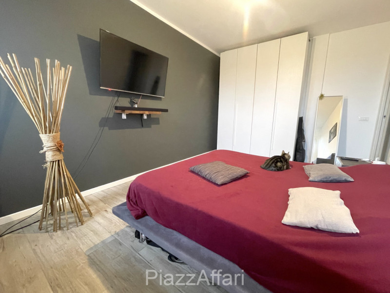 Unico nel suo genere, questo particolare appartamento gode di una propria personalità oltre ad es...