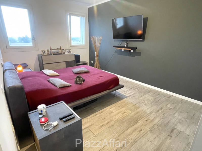 Unico nel suo genere, questo particolare appartamento gode di una propria personalità oltre ad es...