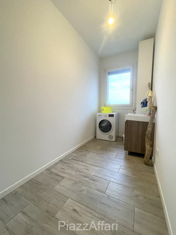 Unico nel suo genere, questo particolare appartamento gode di una propria personalità oltre ad es...