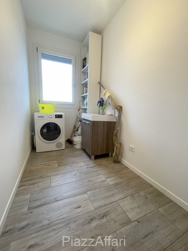 Unico nel suo genere, questo particolare appartamento gode di una propria personalità oltre ad es...