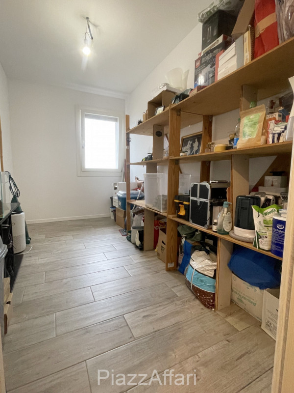 Unico nel suo genere, questo particolare appartamento gode di una propria personalità oltre ad es...