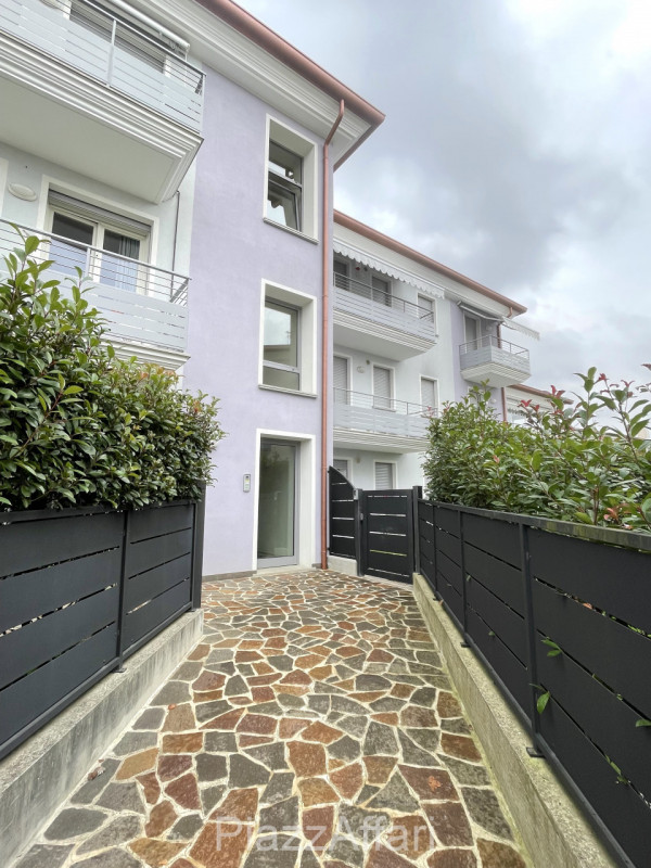 Unico nel suo genere, questo particolare appartamento gode di una propria personalità oltre ad es...