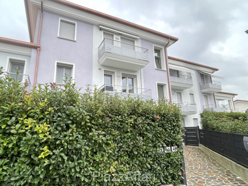 Unico nel suo genere, questo particolare appartamento gode di una propria personalità oltre ad es...