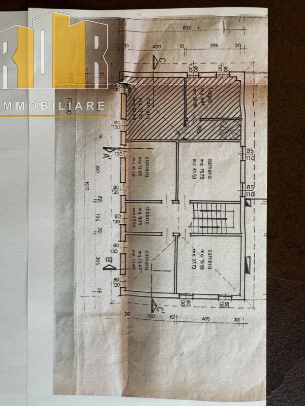 Proponiamo in esclusiva porzione di fabbricato anni '70 molto ampio con una parte ancora al grezz...