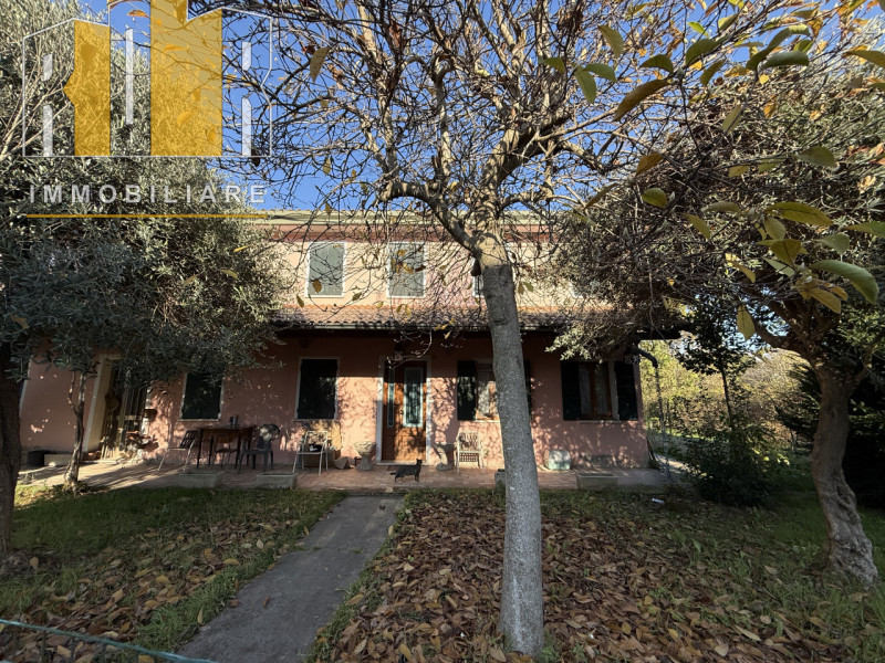 Proponiamo in esclusiva porzione di fabbricato anni '70 molto ampio con una parte ancora al grezz...