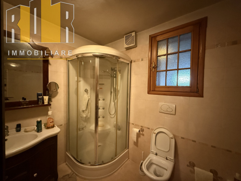 Proponiamo in esclusiva porzione di fabbricato anni '70 molto ampio con una parte ancora al grezz...