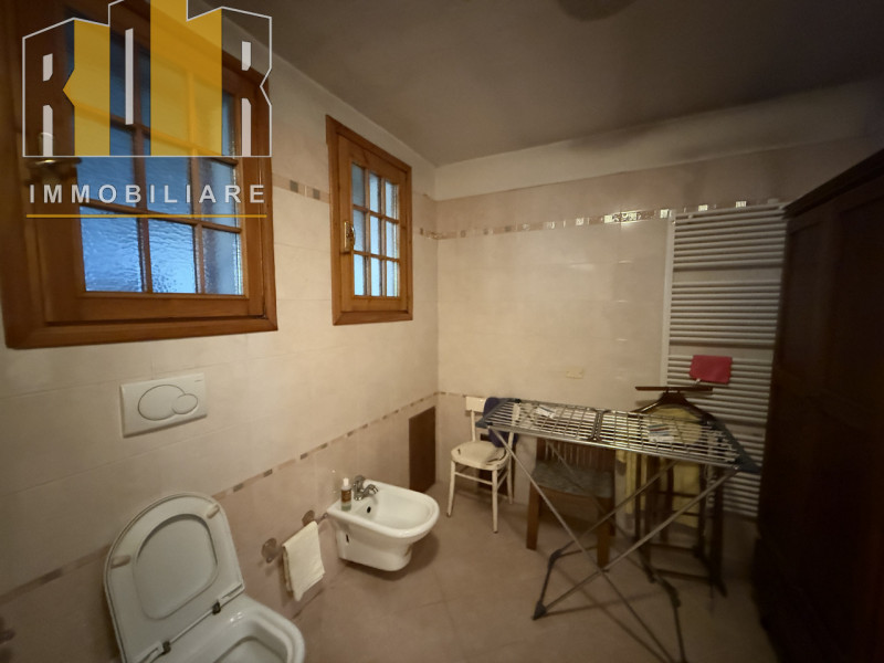 Proponiamo in esclusiva porzione di fabbricato anni '70 molto ampio con una parte ancora al grezz...