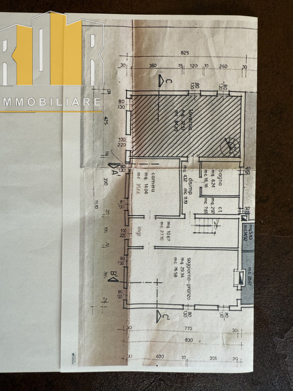 Proponiamo in esclusiva porzione di fabbricato anni '70 molto ampio con una parte ancora al grezz...