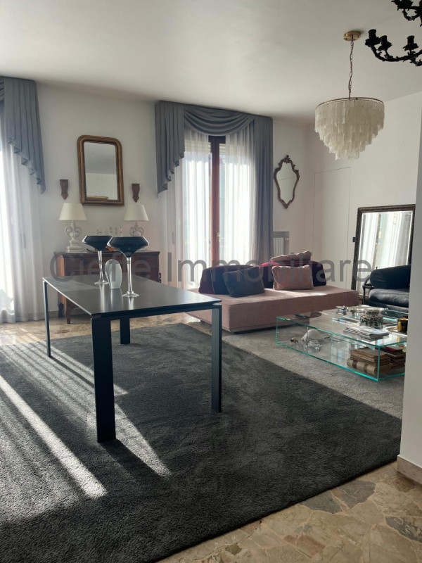 Appartamento situato al 7° piano di un elegante edificio nella rinomata zona di Corso Milano. Con...