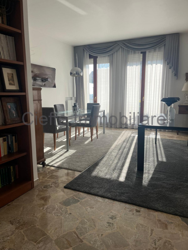 Appartamento situato al 7° piano di un elegante edificio nella rinomata zona di Corso Milano. Con...