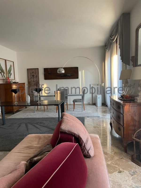 Appartamento situato al 7° piano di un elegante edificio nella rinomata zona di Corso Milano. Con...