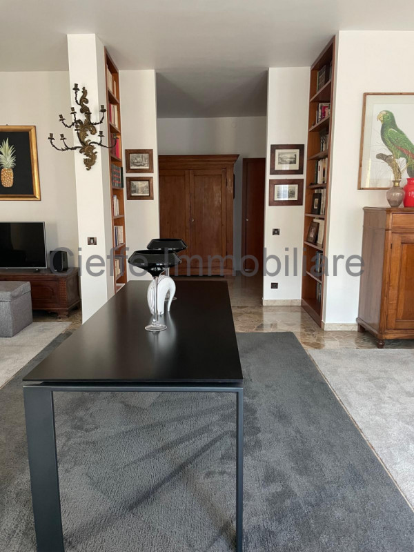 Appartamento situato al 7° piano di un elegante edificio nella rinomata zona di Corso Milano. Con...