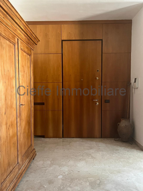 Appartamento situato al 7° piano di un elegante edificio nella rinomata zona di Corso Milano. Con...