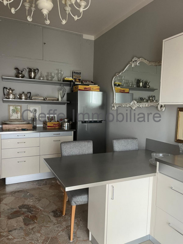 Appartamento situato al 7° piano di un elegante edificio nella rinomata zona di Corso Milano. Con...