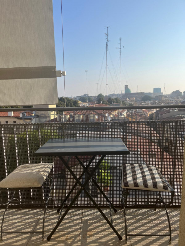 Appartamento situato al 7° piano di un elegante edificio nella rinomata zona di Corso Milano. Con...