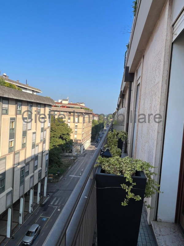 Appartamento situato al 7° piano di un elegante edificio nella rinomata zona di Corso Milano. Con...
