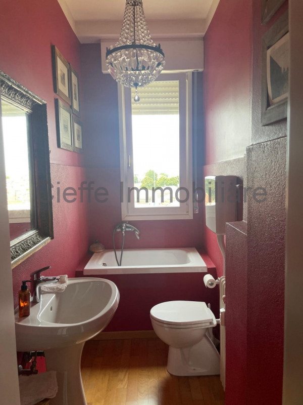 Appartamento situato al 7° piano di un elegante edificio nella rinomata zona di Corso Milano. Con...