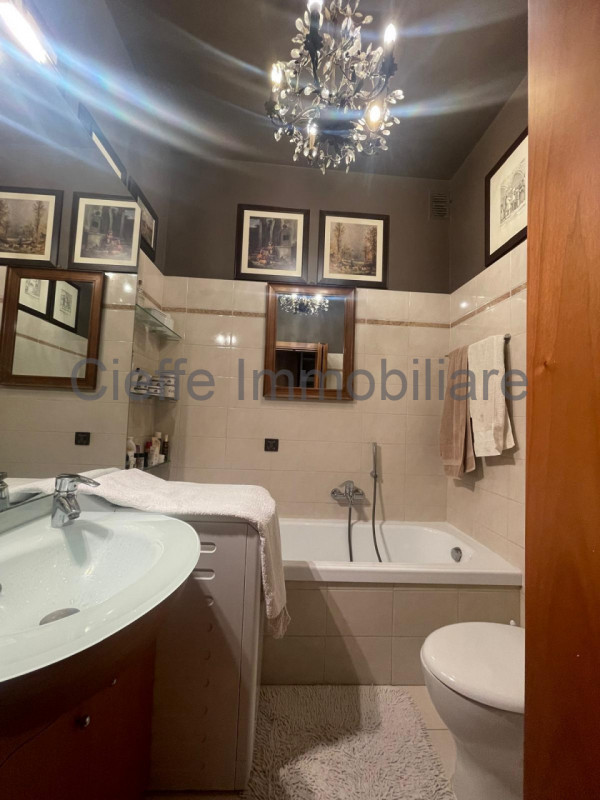 Appartamento situato al 7° piano di un elegante edificio nella rinomata zona di Corso Milano. Con...