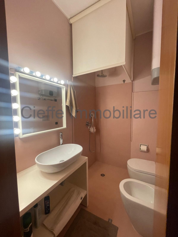 Appartamento situato al 7° piano di un elegante edificio nella rinomata zona di Corso Milano. Con...