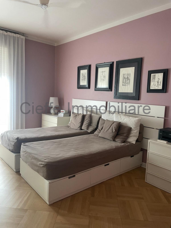 Appartamento situato al 7° piano di un elegante edificio nella rinomata zona di Corso Milano. Con...