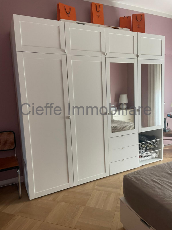 Appartamento situato al 7° piano di un elegante edificio nella rinomata zona di Corso Milano. Con...