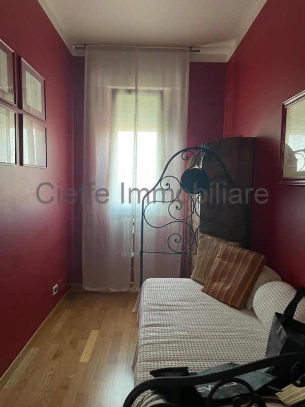 Appartamento situato al 7° piano di un elegante edificio nella rinomata zona di Corso Milano. Con...