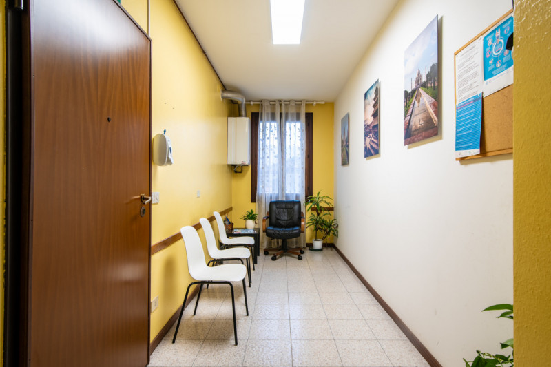 Teolo, nel centro paese di Bresseo, in posizione comoda e ben visibile, proponiamo ufficio ideale...