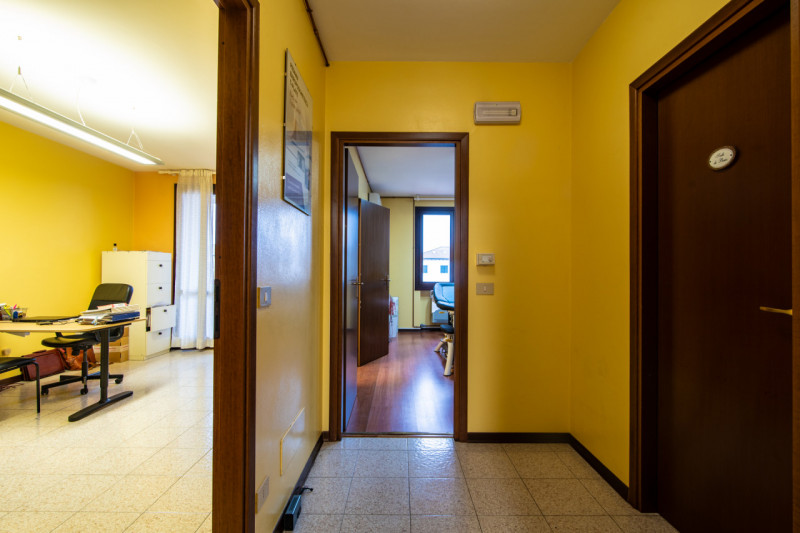 Teolo, nel centro paese di Bresseo, in posizione comoda e ben visibile, proponiamo ufficio ideale...