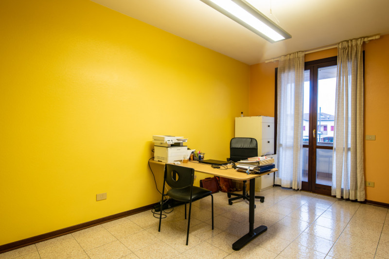 Teolo, nel centro paese di Bresseo, in posizione comoda e ben visibile, proponiamo ufficio ideale...