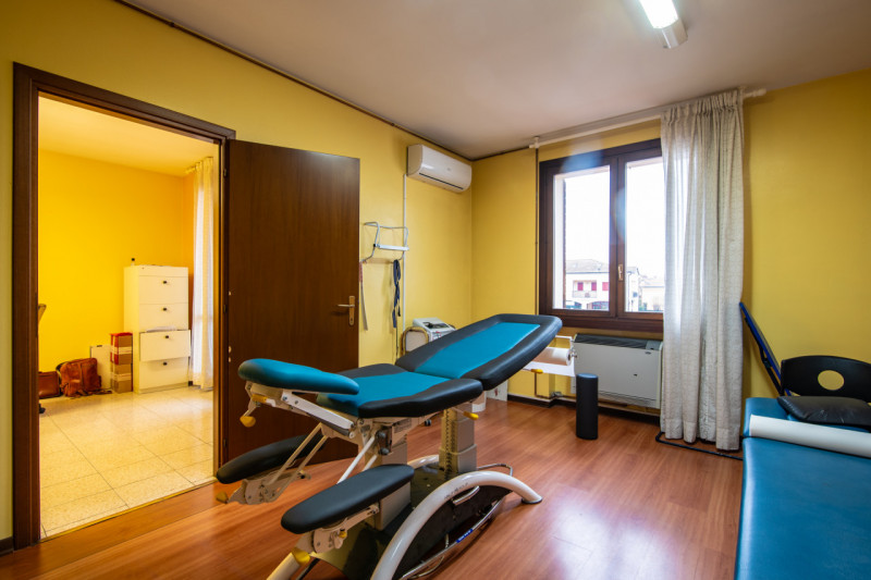 Teolo, nel centro paese di Bresseo, in posizione comoda e ben visibile, proponiamo ufficio ideale...