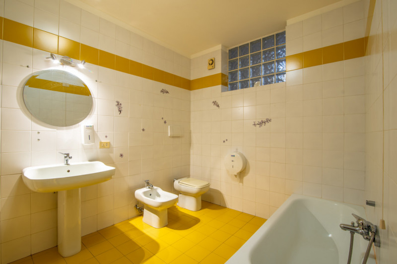 Teolo, nel centro paese di Bresseo, in posizione comoda e ben visibile, proponiamo ufficio ideale...