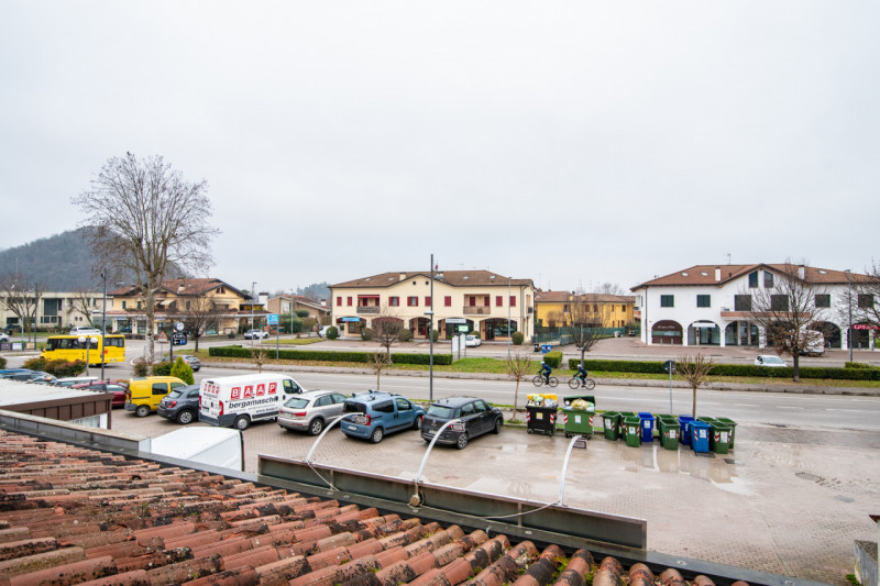 Teolo, nel centro paese di Bresseo, in posizione comoda e ben visibile, proponiamo ufficio ideale...