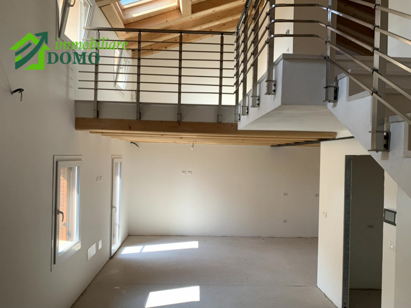In pieno centro a Schio, proponiamo in vendita un esclusivo appartamento duplex di circa 150 mq s...
