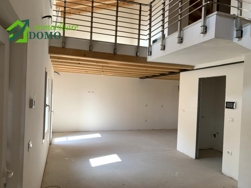 In pieno centro a Schio, proponiamo in vendita un esclusivo appartamento duplex di circa 150 mq s...