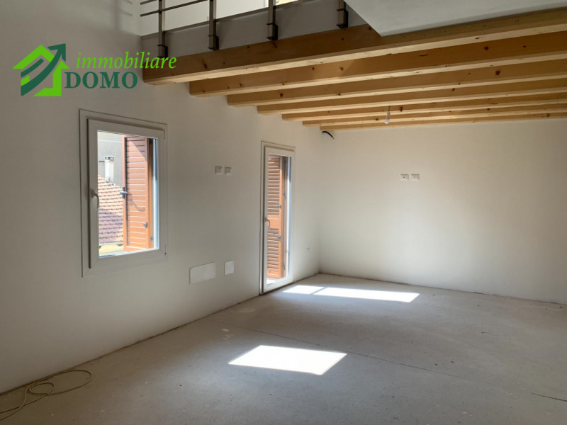 In pieno centro a Schio, proponiamo in vendita un esclusivo appartamento duplex di circa 150 mq s...