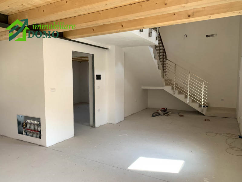 In pieno centro a Schio, proponiamo in vendita un esclusivo appartamento duplex di circa 150 mq s...