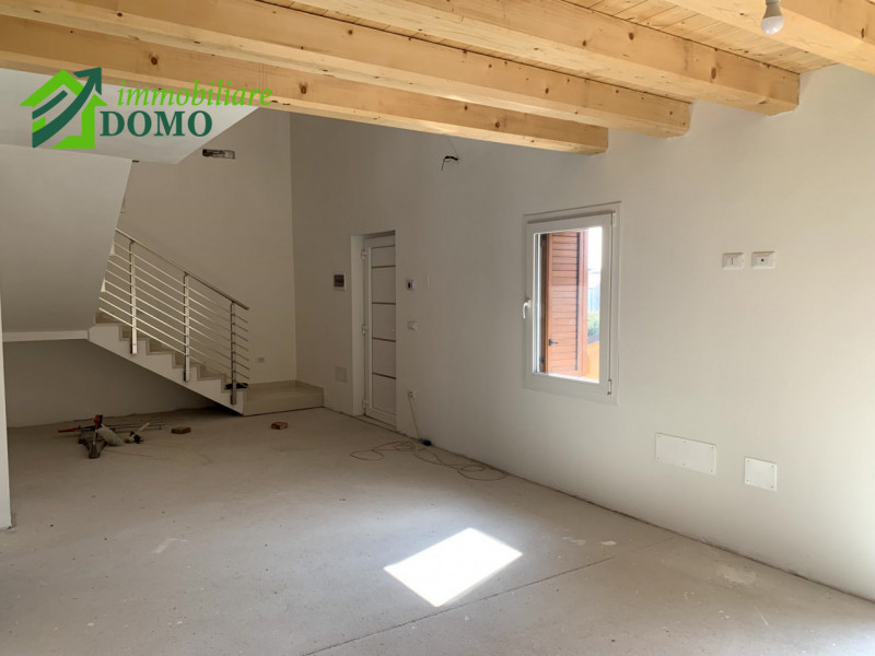In pieno centro a Schio, proponiamo in vendita un esclusivo appartamento duplex di circa 150 mq s...