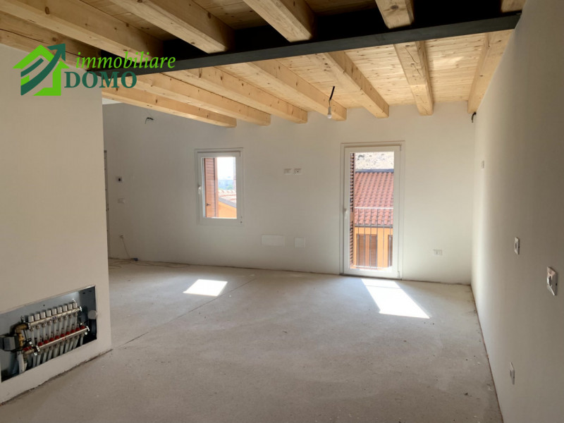 In pieno centro a Schio, proponiamo in vendita un esclusivo appartamento duplex di circa 150 mq s...