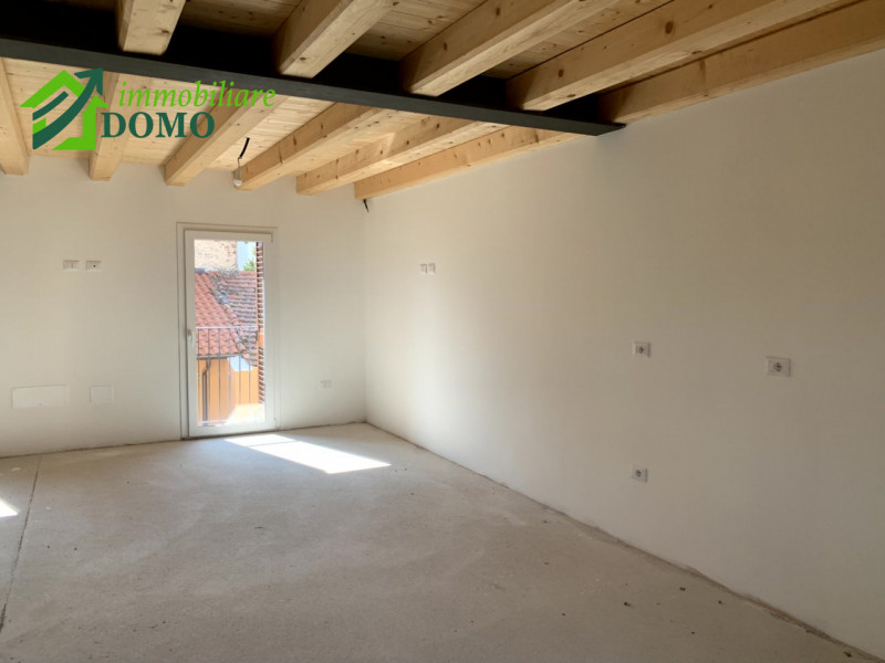 In pieno centro a Schio, proponiamo in vendita un esclusivo appartamento duplex di circa 150 mq s...