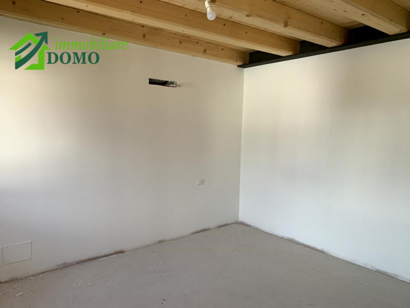 In pieno centro a Schio, proponiamo in vendita un esclusivo appartamento duplex di circa 150 mq s...