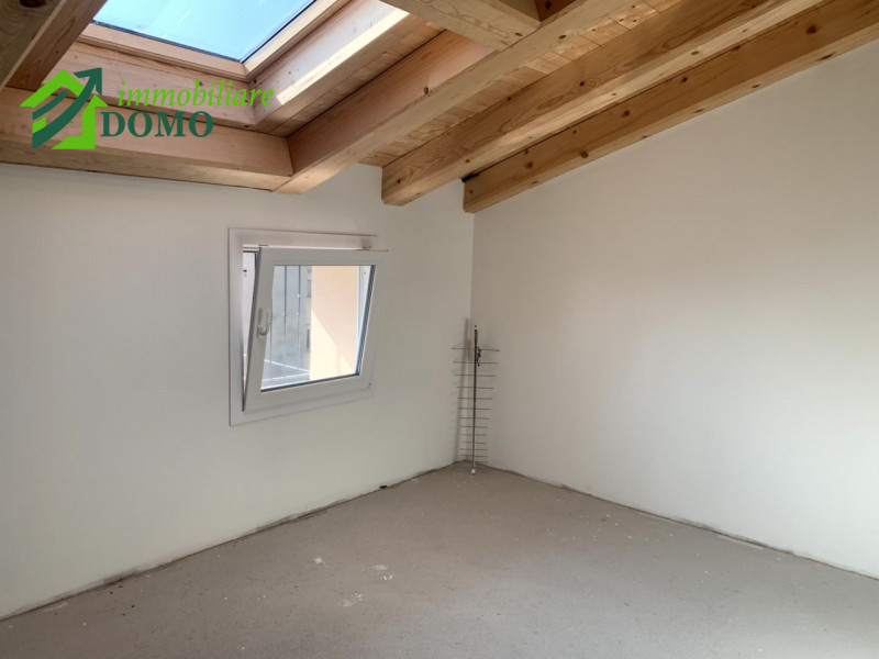 In pieno centro a Schio, proponiamo in vendita un esclusivo appartamento duplex di circa 150 mq s...