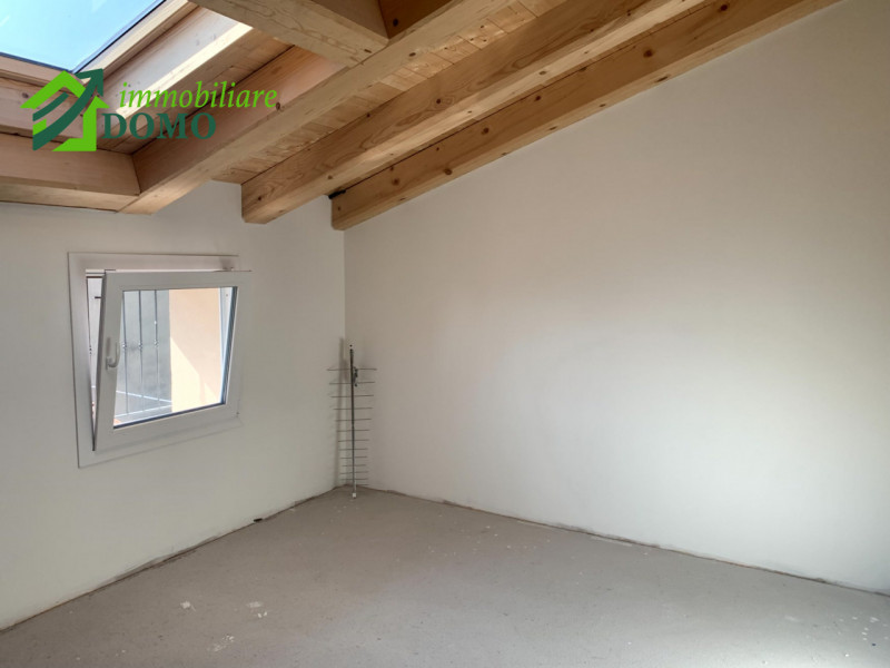 In pieno centro a Schio, proponiamo in vendita un esclusivo appartamento duplex di circa 150 mq s...