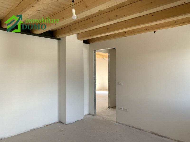 In pieno centro a Schio, proponiamo in vendita un esclusivo appartamento duplex di circa 150 mq s...